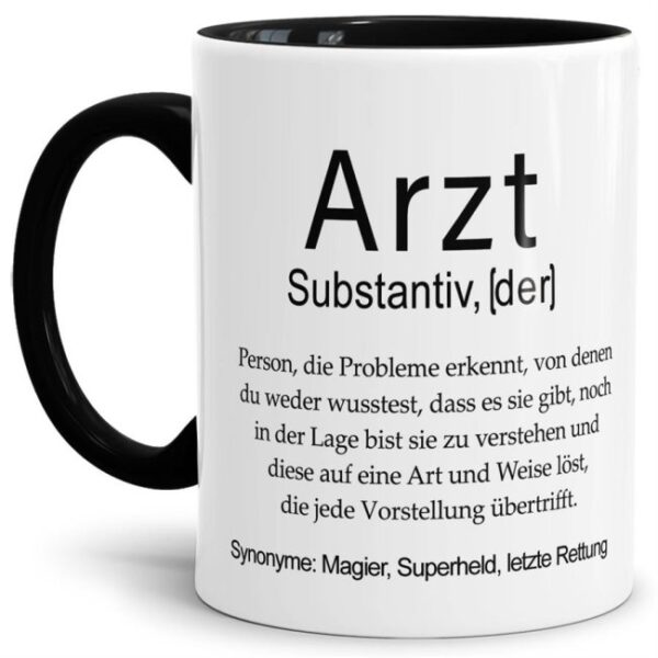 Unsere lustige bedruckte Tasse mit schwarzem Akzent - Dudenwort - Arzt - umschreibt diese Person etwas anders als der Duden - liebevoller