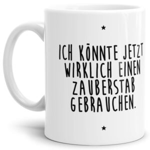 - Ich brauche einen Zauberstab - Unsere weiße Keramik-Tasse passt in jede Lebenslage und zu jeder Situation. Ob als Bürotasse mit lustigem Spruch