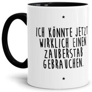 - Ich brauche einen Zauberstab - Unsere schwarze Keramik-Tasse passt in jede Lebenslage und zu jeder Situation. Ob als Bürotasse mit lustigem...