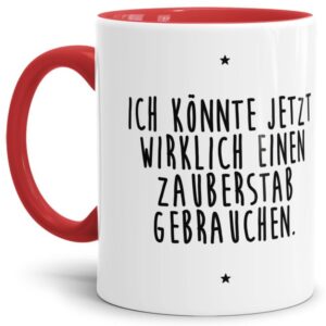 - Ich brauche einen Zauberstab - Unsere rote Keramik-Tasse passt in jede Lebenslage und zu jeder Situation. Ob als Bürotasse mit lustigem Spruch