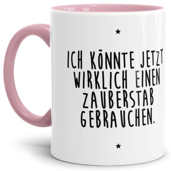 - Ich brauche einen Zauberstab - Unsere rosane Keramik-Tasse passt in jede Lebenslage und zu jeder Situation. Ob als Bürotasse mit lustigem Spruch