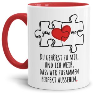 Liebevoll gestaltete Tasse in Rot mit Puzzleteil-Motiv und süßem Spruch - Du gehörst zu mir - für Verliebte