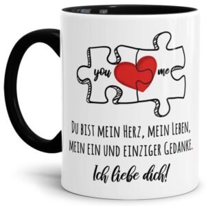 Liebevoll gestaltete Tasse in Schwarz mit Puzzleteil-Motiv und süßem Spruch - Du bist mein Herz - für Verliebte