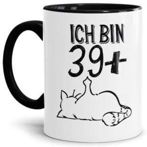 Lustig bedruckter Kaffeebecher mit Spruch zum Geburtstag - ich bin 39 Plus - die originelle Geburtstagstasse mit frechem Katzen-Motiv - witzig als...