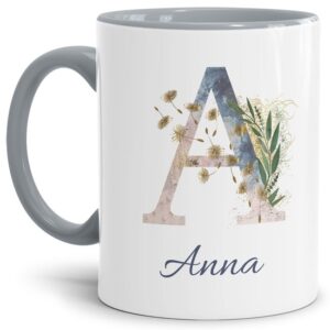 Liebevoll gestaltete Tasse mit Buchstabe und Name verziert mit einer Ranke aus Gräsern und Blumen. Der personalisierbare Kaffeebecher mit Monogramm...