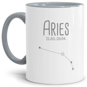 Liebevoll gestaltete Tasse in Grau mit Sternzeichen Widder und Datum als perfektes Geburtstagsgeschenk für Freunde und Familie. Mit diese Tasse als...