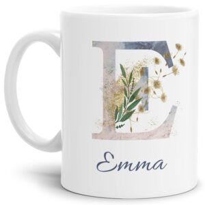 Liebevoll gestaltete Tasse mit Buchstabe und Name verziert mit einer Ranke aus Gräsern und Blumen. Der personalisierbare Kaffeebecher mit Monogramm...