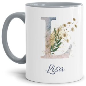 Liebevoll gestaltete Tasse mit Buchstabe und Name verziert mit einer Ranke aus Gräsern und Blumen. Der personalisierbare Kaffeebecher mit Monogramm...