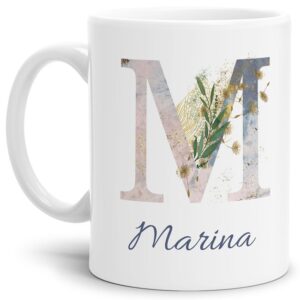 Liebevoll gestaltete Tasse mit Buchstabe und Name verziert mit einer Ranke aus Gräsern und Blumen. Der personalisierbare Kaffeebecher mit Monogramm...