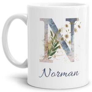 Liebevoll gestaltete Tasse mit Buchstabe und Name verziert mit einer Ranke aus Gräsern und Blumen. Der personalisierbare Kaffeebecher mit Monogramm...