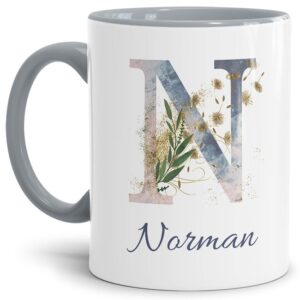 Liebevoll gestaltete Tasse mit Buchstabe und Name verziert mit einer Ranke aus Gräsern und Blumen. Der personalisierbare Kaffeebecher mit Monogramm...