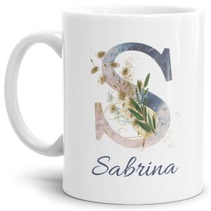 Liebevoll gestaltete Tasse mit Buchstabe und Name verziert mit einer Ranke aus Gräsern und Blumen. Der personalisierbare Kaffeebecher mit Monogramm...