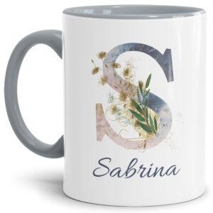 Liebevoll gestaltete Tasse mit Buchstabe und Name verziert mit einer Ranke aus Gräsern und Blumen. Der personalisierbare Kaffeebecher mit Monogramm...