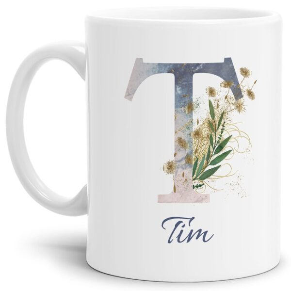 Liebevoll gestaltete Tasse mit Buchstabe und Name verziert mit einer Ranke aus Gräsern und Blumen. Der personalisierbare Kaffeebecher mit Monogramm...