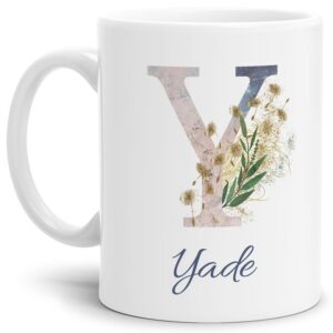 Liebevoll gestaltete Tasse mit Buchstabe und Name verziert mit einer Ranke aus Gräsern und Blumen. Der personalisierbare Kaffeebecher mit Monogramm...