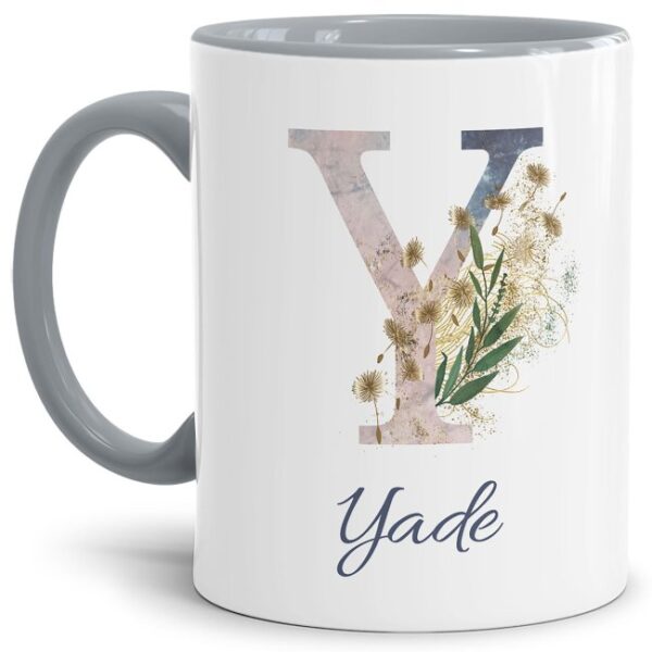 Liebevoll gestaltete Tasse mit Buchstabe und Name verziert mit einer Ranke aus Gräsern und Blumen. Der personalisierbare Kaffeebecher mit Monogramm...