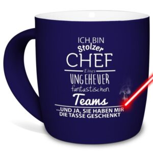 Besondere Tasse in Blau mit Spruch für den Chef von seiner Abteilung. Spruchtasse mit hochwertiger Lasergravur mittig gegenüber vom Henkel -...