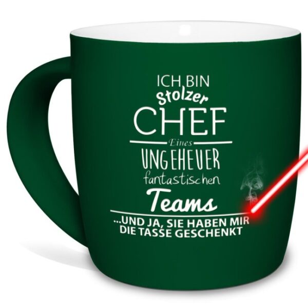 Besondere Tasse in Grün mit Spruch für den Chef von seiner Abteilung. Spruchtasse mit hochwertiger Lasergravur mittig gegenüber vom Henkel -...