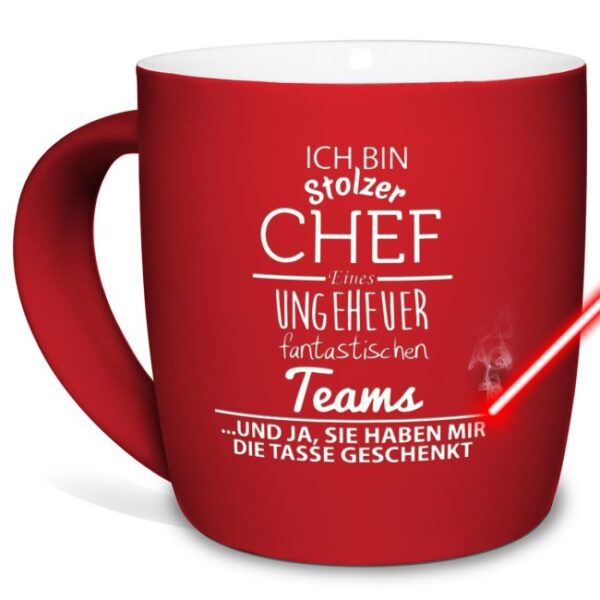 Besondere Tasse in Rot mit Spruch für den Chef von seiner Abteilung. Spruchtasse mit hochwertiger Lasergravur mittig gegenüber vom Henkel -...