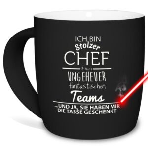 Besondere Tasse in Schwarz mit Spruch für den Chef von seiner Abteilung. Spruchtasse mit hochwertiger Lasergravur mittig gegenüber vom Henkel -...