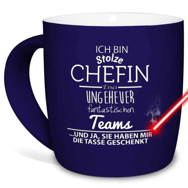 Besondere Tasse in Blau mit Spruch für die Chefin von ihrer Abteilung. Spruchtasse mit hochwertiger Lasergravur mittig gegenüber vom Henkel -...