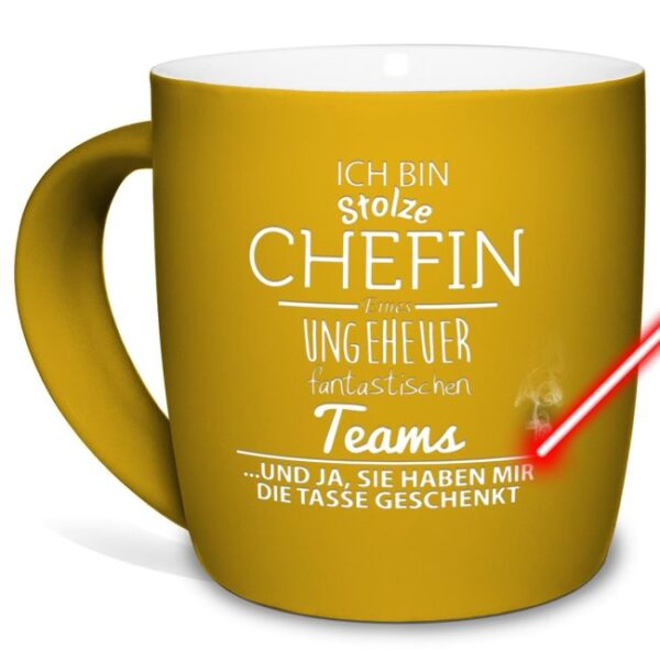 Besondere Tasse in Gelb mit Spruch für die Chefin von ihrer Abteilung. Spruchtasse mit hochwertiger Lasergravur mittig gegenüber vom Henkel -...