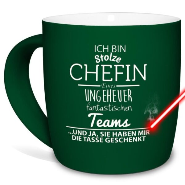 Besondere Tasse in Grün mit Spruch für die Chefin von ihrer Abteilung. Spruchtasse mit hochwertiger Lasergravur mittig gegenüber vom Henkel -...