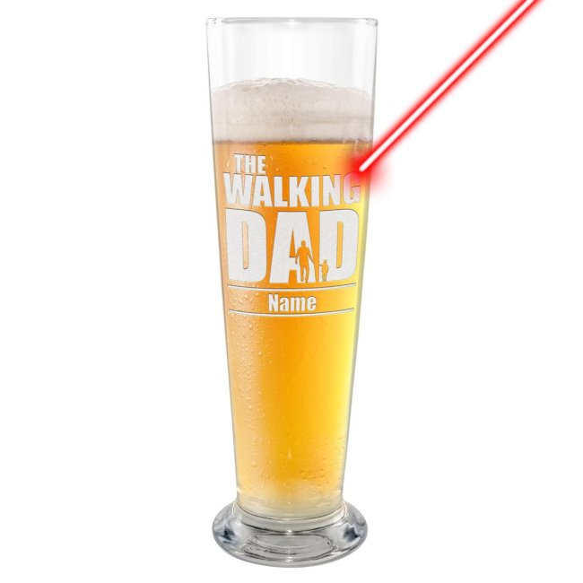 Unser graviertes Bierglas mit lustigem Spruch - Walking Dad - ist ein besonderes Geschenk für alle Super-Papas