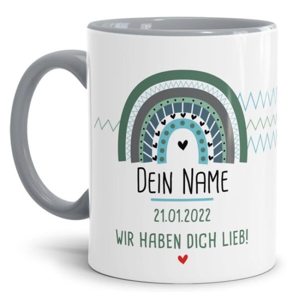 Liebevoll gestaltete Namenstasse für Kinder mit trendigem Regenbogen in der Farbvariante Grün/Grau/Blau zum Verschenken. Das Geburtsdatum des...