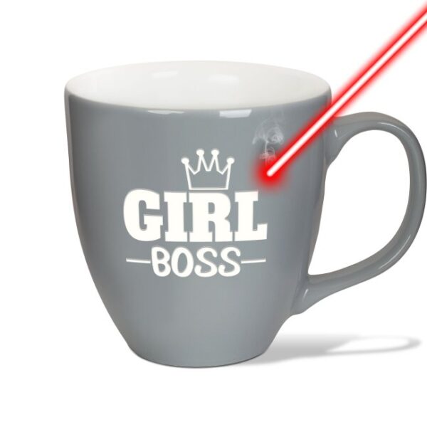 Lustige XXL Jumbotasse graviert mit Spruch - Girl Boss - Diese hochwertige und edle Kaffeetasse aus Porzellan mit hochglänzender