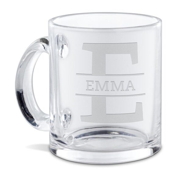 Unsere hochwertig gravierte Tasse aus Glas mit Initiale E und Name ist ein edles