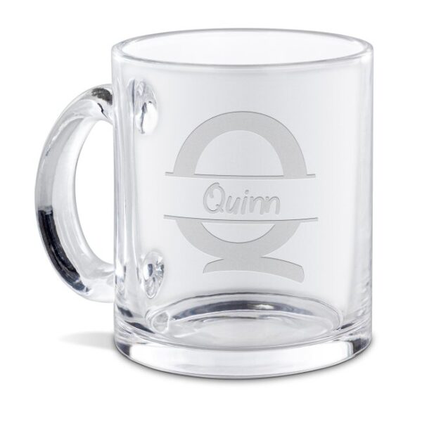 Unsere hochwertig gravierte Tasse aus Glas mit Initiale Q und Name ist ein edles