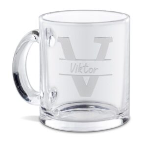 Unsere hochwertig gravierte Tasse aus Glas mit Initiale V und Name ist ein edles