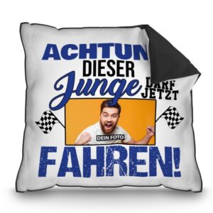 Das witzige Spruch-Kissen - Dieser Junge darf jetzt fahren - ist ein echter Hingucker und wird mit dem Wunschfoto zum neuen Lieblingsstück. Das...