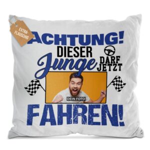 Das witzige Spruch-Kissen - Dieser Junge darf jetzt fahren - ist ein echter Hingucker und wird mit dem Wunschfoto zum neuen Lieblingsstück. Das...