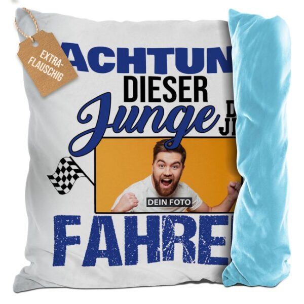 Das witzige Spruch-Kissen - Dieser Junge darf jetzt fahren - ist ein echter Hingucker und wird mit dem Wunschfoto zum neuen Lieblingsstück. Das...