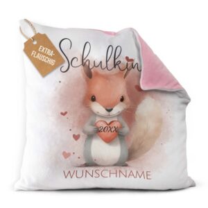 Du suchst ein persönliches und praktisches Geschenk zum Schulbeginn für Erstklässler? Dann bist du mit diesem flauschigen Namenskissen in rosa