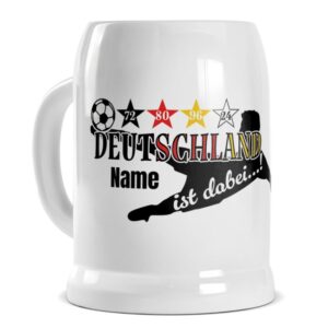 Eine besondere Geschenkidee für Fußballfans und Freunde zur EM 2024 ist dieser personalisierte Bierkrug aus weißer Keramik mit Wunschname....