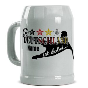 Eine besondere Geschenkidee für Fußballfans und Freunde zur EM 2024 ist dieser personalisierte Bierkrug aus grauer Keramik mit Wunschname....