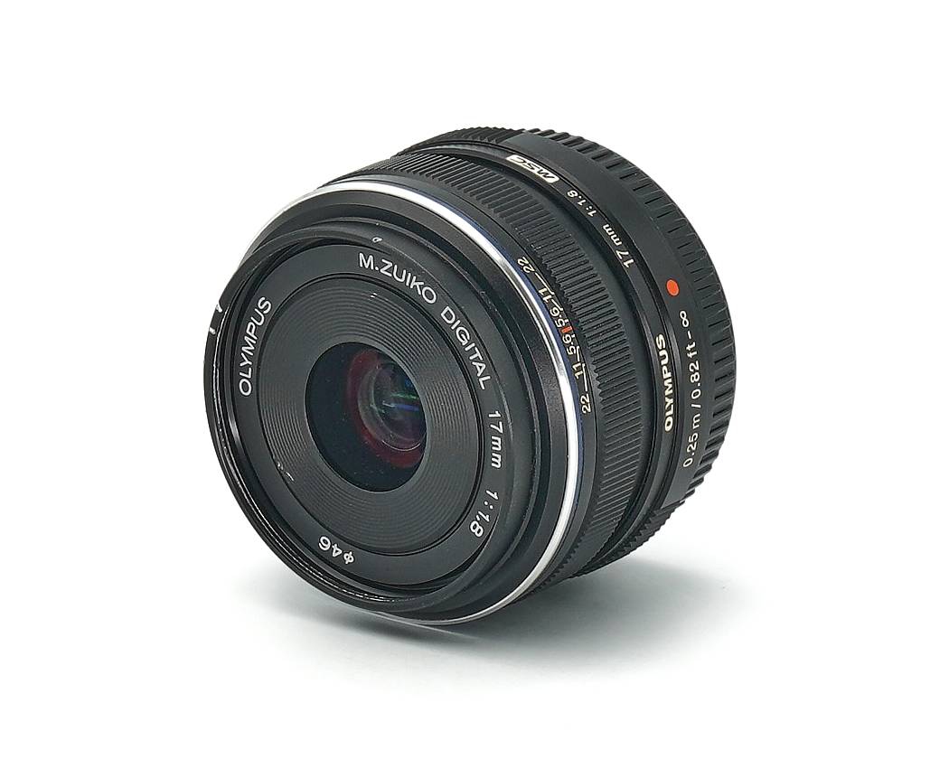 Dieses Olympus M.Zuiko Digital ED 17mm 1.8 Objektiv befindet sich technisch und optisch im fantastischen Zustand