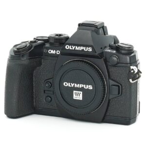 Dieses Olympus E-M1 Gehäuse wurde komplett überprüft und befindet sich technisch im einwandfreien Zustand. Es sind übliche bis etwas stärkere Nutzspuren vorhanden. Die