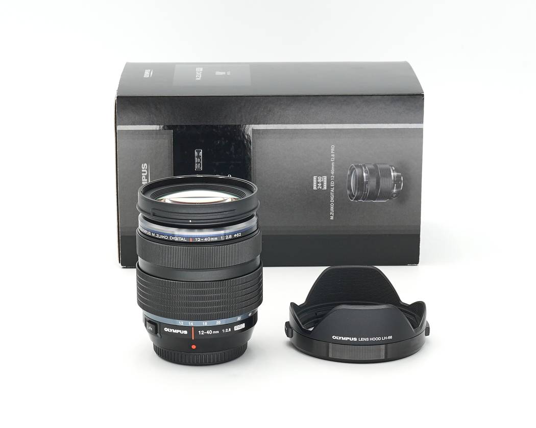 Ausstellungsstück zum Sonderpreis Dieses Olympus M.Zuiko Digital ED 12-40mm 2.8 PRO Objektiv stammt aus unserem Showroom. Die Optik weist nur minimale Nutzspuren auf und