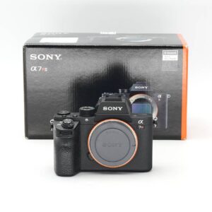 Dieses sehr gepflegte Sony Alpha 7R II Gehäuse wurde komplett überprüft und befindet sich technisch im einwandfreien Zustand. Das Gehäuse weist optisch nur leichte