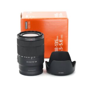 Dieses Sony SEL 18-135mm 3.5-5.6 OSS Objektiv befindet sich technisch und optisch im Topzustand. Die Optik weist nur übliche