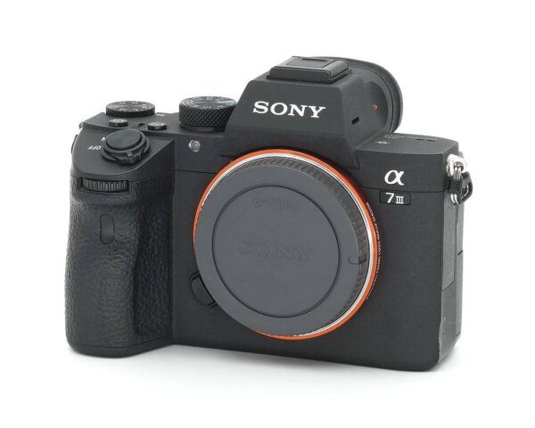 Dieses Sony Alpha 7 III Gehäuse befindet sich im technisch einwandfreien Zustand. Äußerlich ist nur an einer Stelle eine deutlichere Gebrauchsspure vorhanden. Die Auslösezahl