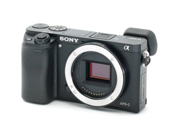 Aus unserem Ausstellungsbereich. Dieses Sony Alpha 6600 Kameragehäuse kommt aus unserem Showroom. Es bestehen keinerlei Nutzspuren