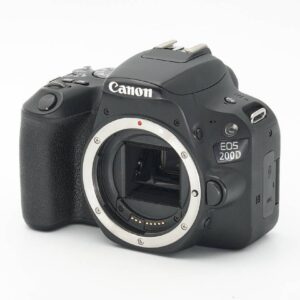 Dieses Canon EOS 200D Gehäuse befindet sich technisch und optisch im Topzustand. Lediglich am Display bestehen minimale Nutzspuren. Sie erhalten die Kamera mit dem