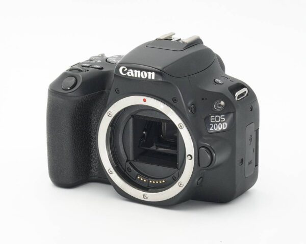 Dieses Canon EOS 200D Gehäuse befindet sich technisch und optisch im Topzustand. Lediglich am Display bestehen minimale Nutzspuren. Sie erhalten die Kamera mit dem