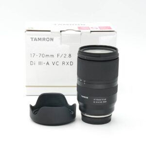 Aus unserem Ausstellungsbereich. Dieses Tamron 17-70mm 2.8 Objektiv kommt aus unserem Showroom und befindet sich im Topzustand mit nur leichten Nutzspuren an der