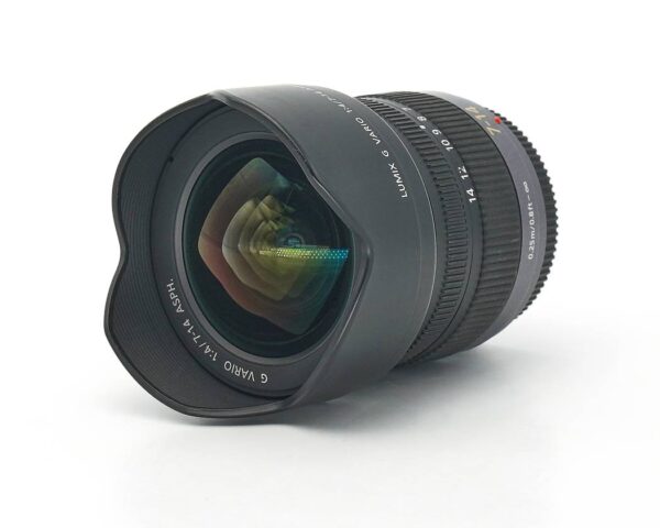 Dieses Panasonic 7-14mm Objektiv wurde komplett überprüft und befindet sich im technisch einwandfreien Zustand. Das Objektiv weist keinerlei Nutzspuren auf. Das optische